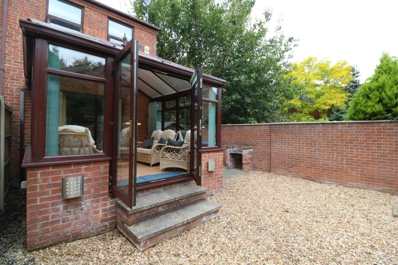 Holiday home Peartree -